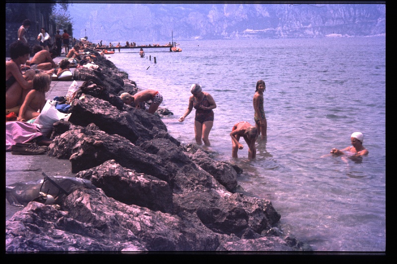32.Malcesine jul 1975 Lili,Mama,Brigitte,Marion,Peter.JPG